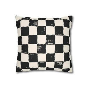Schwarz weißes kariertes Kissen, modernes Schachbrettdekor, stimmungsvolles Dekokissen, minimalistisches Couchkissen, trendiger ästhetischer Akzent Bild 2