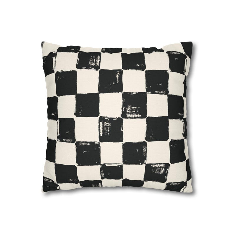 Schwarz weißes kariertes Kissen, modernes Schachbrettdekor, stimmungsvolles Dekokissen, minimalistisches Couchkissen, trendiger ästhetischer Akzent Bild 2