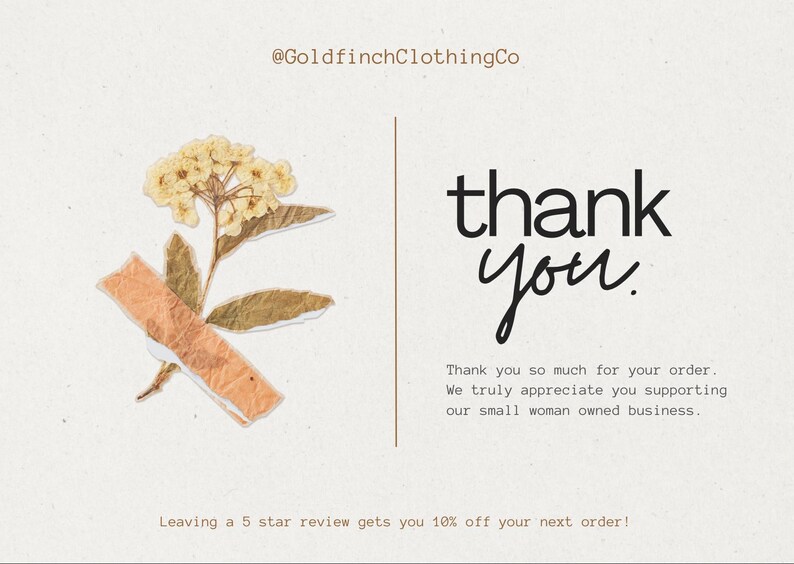 K&ouml;nnte beinhalten: Beige Dankeskarte mit schwarzem Schriftzug "thank you". Links eine getrocknete Blume und zerrissenes Papier. Der Text "Thank you so much for your order" steht darunter.