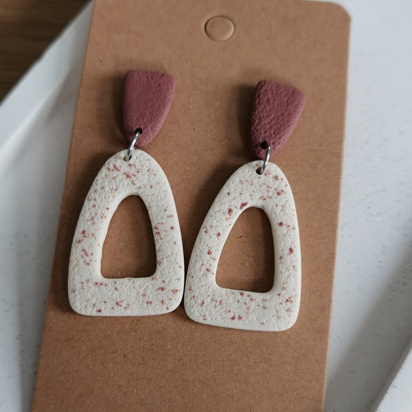 Boucles d'oreilles pendantes en argile polymère style géométrique rose et beige