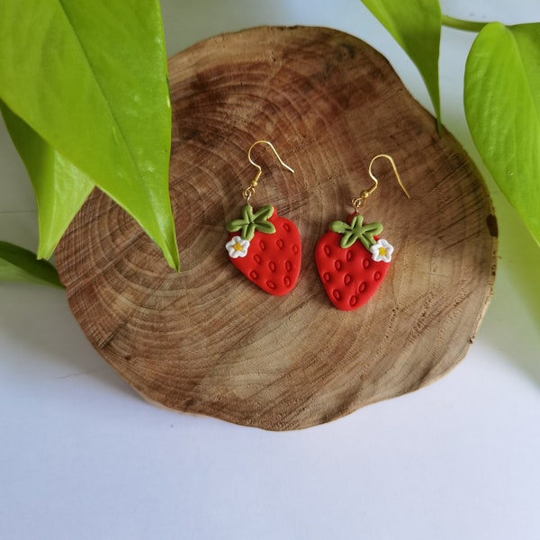 Boucles d'oreilles fraises avec petite fleur en argile polymère