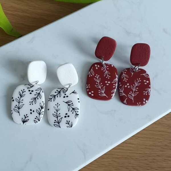 Boucles d'oreilles pendantes en argile polymère motif feuilles blanches ou bordeaux