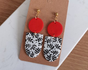 Boucles d'oreilles pendantes en argile polymère rouges noires et blanc style géométrique et motif feuilles