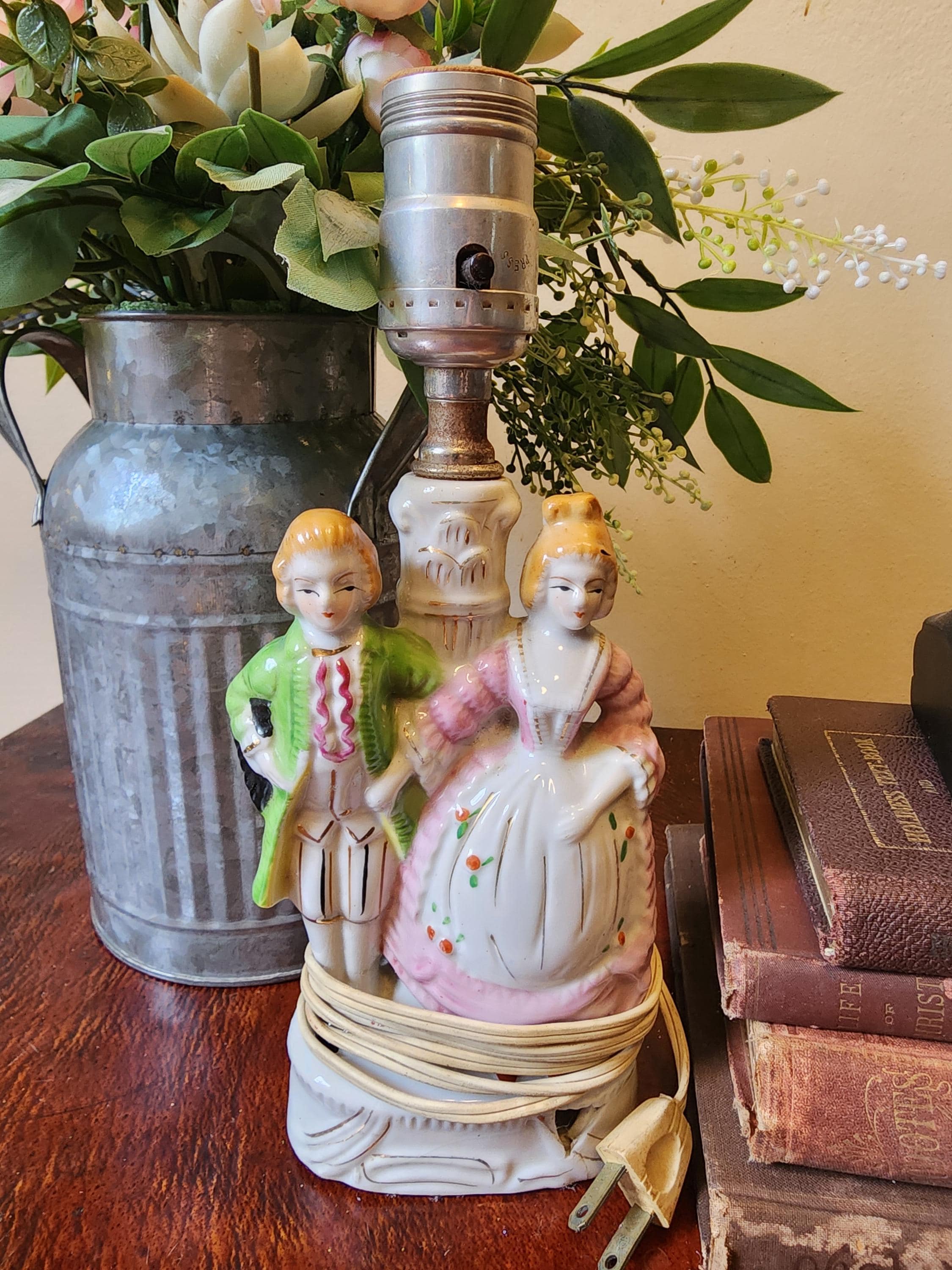 Vintage Victorian Romantic Couple Lamp - Etsy