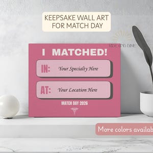 K&ouml;nnte beinhalten: Rosa Wandkunst mit dem Text "I MATCHED!" und Platz zum Hinzuf&uuml;gen von Fach- und Standortdetails. Die Kunst enth&auml;lt auch den Text "MATCH DAY 2026" und "Weitere Farben verf&uuml;gbar."