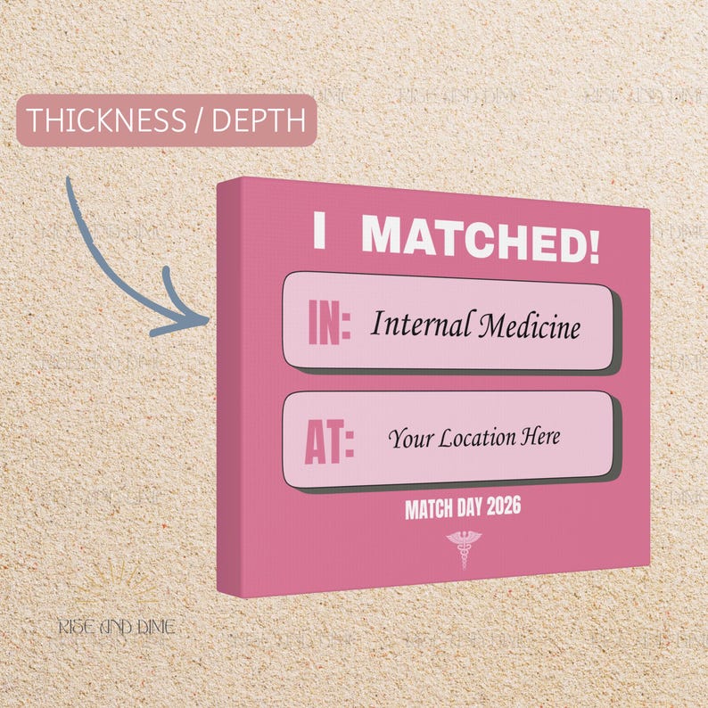 K&ouml;nnte beinhalten: Ein pinkfarbener Leinwanddruck mit dem Text "I MATCHED!" und den S&auml;tzen "IN: Internal Medicine" und "AT: Your Location Here". Auf der Unterseite des Drucks steht "MATCH DAY 2026" mit einem medizinischen Symbol.