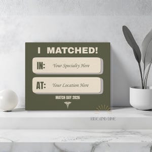 K&ouml;nnte beinhalten: Ein quadratisches, olivgr&uuml;nes Schild mit dem Text "I MATCHED!" in einer Serifenschrift. Darunter befinden sich zwei rechteckige K&auml;stchen mit den Aufforderungen "IN: Your Specialty Here" und "AT: Your Location Here". Unten steht "MATCH DAY 2026".