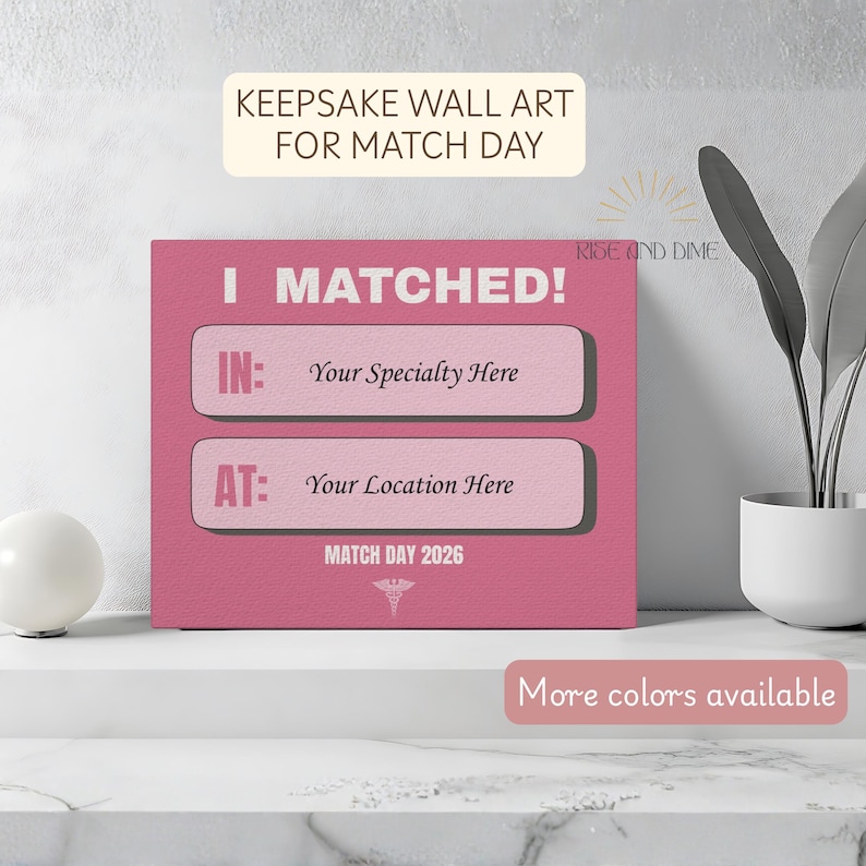 K&ouml;nnte beinhalten: Rosa Wandkunst mit dem Text "I MATCHED!" und Platz zum Hinzuf&uuml;gen von Fach- und Standortdetails. Die Kunst enth&auml;lt auch den Text "MATCH DAY 2026" und "Weitere Farben verf&uuml;gbar."