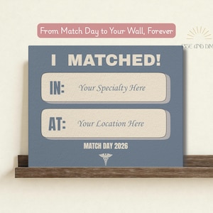 K&ouml;nnte beinhalten: Ein blau-wei&szlig;es Wandkunst-Poster mit dem Text "I MATCHED!" und Ausf&uuml;llfeldern f&uuml;r Fachgebiet und Standort. Der Druck enth&auml;lt auch den Text "MATCH DAY 2026" und ein medizinisches Symbol.