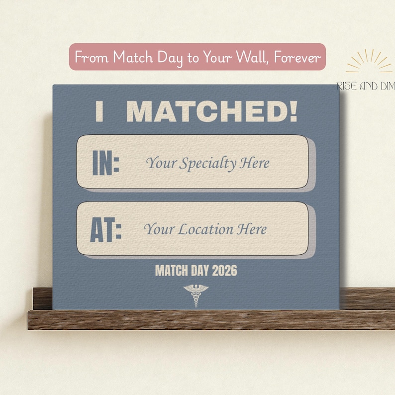 K&ouml;nnte beinhalten: Ein blau-wei&szlig;es Wandkunst-Poster mit dem Text "I MATCHED!" und Ausf&uuml;llfeldern f&uuml;r Fachgebiet und Standort. Der Druck enth&auml;lt auch den Text "MATCH DAY 2026" und ein medizinisches Symbol.