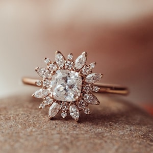 1.5 CT Cushion Cut Moissanite Bague de fiançailles 14K Rose Gold Wedding Ring Hao Anniversary Ring Unique Promise Ring Cadeau pour sa bague Art déco