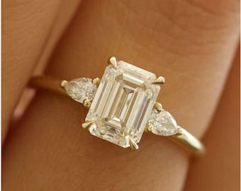 Anello di fidanzamento a tre pietre con moissanite taglio smeraldo, in oro giallo, con pietre laterali a forma di pera. Regalo di promessa nuziale e anniversario per lei.