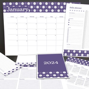 Puede incluir: Un conjunto de planificadores imprimibles para el año 2024. Las páginas presentan un fondo morado con un patrón floral blanco. Las páginas incluyen un calendario mensual, un planificador diario y un planificador semanal.