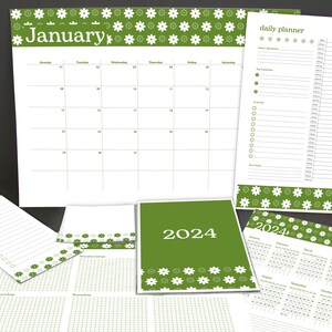Puede incluir: Un conjunto de calendarios con estampado floral verde y blanco para el año 2024. El conjunto incluye un calendario mensual, una agenda diaria y páginas de planificación semanal.
