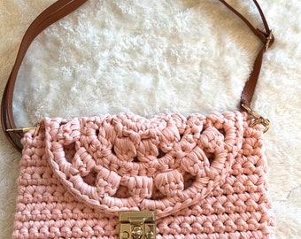 Bolso de mano de crochet hecho a mano