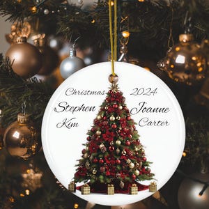 Personalisierte klassische runde Rot-und Goldkugel verzierte Weihnachtsbaum-Keramik-Verzierung, elegante Feiertags-Weihnachtsbaum-Andenken-Verzierung