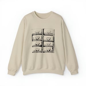 Sudadera con catálogo de tarjetas de biblioteca, acogedora, con gráficos literarios minimalistas, para amantes de los libros, ropa de lectura informal, regalo para bibliotecarios.
