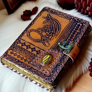 Diario in pelle D&D con pietra preziosa / 200 fogli di carta vintage con bordo frastagliato / Chiusura a C in ottone / Pietre preziose viola / Quaderno con doppio drago / Diari /