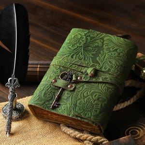 Grimoire Zauberbuch Kräuterbuch Kunstleder praktische Magie Buch der Schatten Handmade Antique Büttenpapier Wunderschöne Gartenblume
