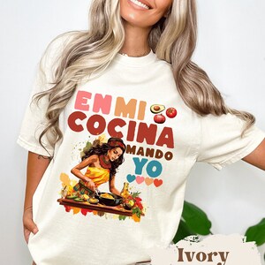 En Mi Cocina Mando Yo Shirt Latein Mexikanisches Geschenk Latein lustiges Tshirt Hispanic Trendy Latein Kleidung Mexikanische Mode T-Shirt