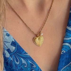 gold heart charm necklace with a pearl, minimalist charm necklace, gift for her, dainty vintage heart necklace, birthday gift, mom necklace image 1