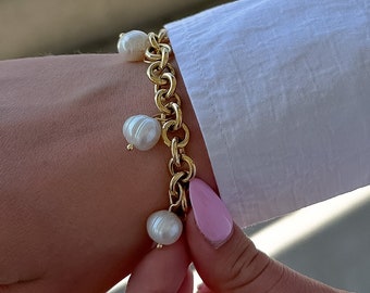 Gold chunky chain bracelet with pearls, Freshwater pearl charm bracelet, dangle bracelet gold, birthday gift for her, summer bracelet beach