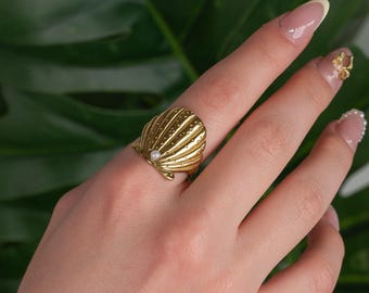 big shell ring, gold summer ring, beach jewelry, stacking rings, ocean inspired jewelry, mermaid jewelry, large shell pearl ring, tropical
