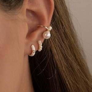 dainty pearl ear cuff, conch earring with pearl, maximalist earring, non pierced ears cuff, gold delicate earring, minimalist earrings,  gift for her