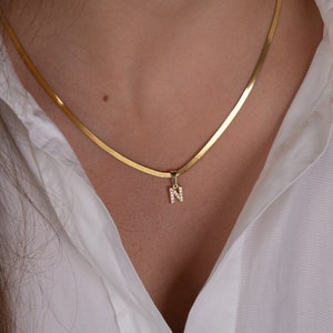Collar de encanto inicial, collar de letras de diamantes delicado, collar de espiga personalizado, collar personalizado minimalista, encanto pequeño delicado