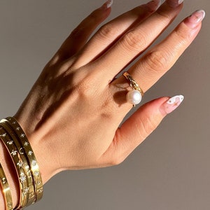 Grosse bague en perles d&#39;eau douce, anneau minimaliste en or, bague réglable qui ne ternit pas, bague martelée en acier inoxydable, alliance délicate pour la mariée