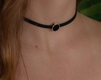 Gargantilla negra, gargantilla de piel sintética, gargantilla con dije Circe, collar minimalista, collar delicado, gargantilla negra para mujer