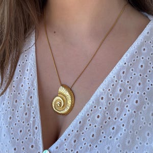 shell pendant necklace, summer gold necklace, chunky beach jewelry, mermaid jewelry, layering necklace, big shell necklace, gift for her