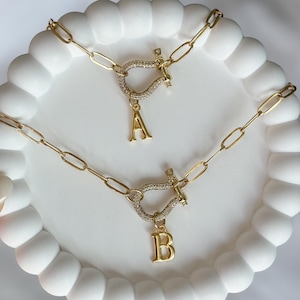 Collar con dije de inicial personalizado, collar minimalista con mosquetón de oro, collar con colgante de candado, joyería con letras delicadas personalizadas, regalo para ella