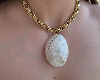 statement choker necklace, large shell necklace, gold bold chain, oversized real shell necklace, luxury jewelry, chunky summer beach jewelry
