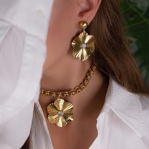 Flower choker, chunky gold necklace, waterproof necklace, flower pendant necklace, choker necklace for women, statement necklace, gift idea image 1