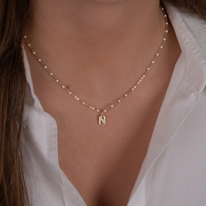 Collar con dije inicial de oro diminuto, collar con letras, collar con inicial para mamá, gargantilla con monograma minimalista, joyería con dije personalizado