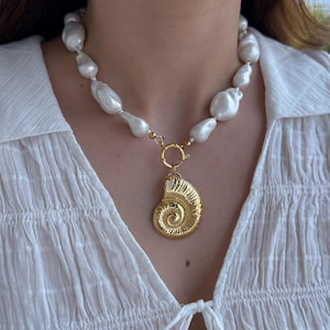 Large shell pendant necklace, oversized pearl necklace, chunky beach jewelry, statement summer necklace, mermaid jewelry, luxury necklace