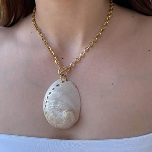 【as\"on】25ss SEASHELL NECKLACE Iridescent Seashell Pendant Charm Cluster Necklace | ZENZII