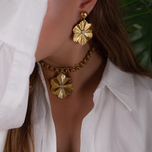 Flower choker, chunky gold necklace, waterproof necklace, flower pendant necklace, choker necklace for women, statement necklace, gift idea image 6