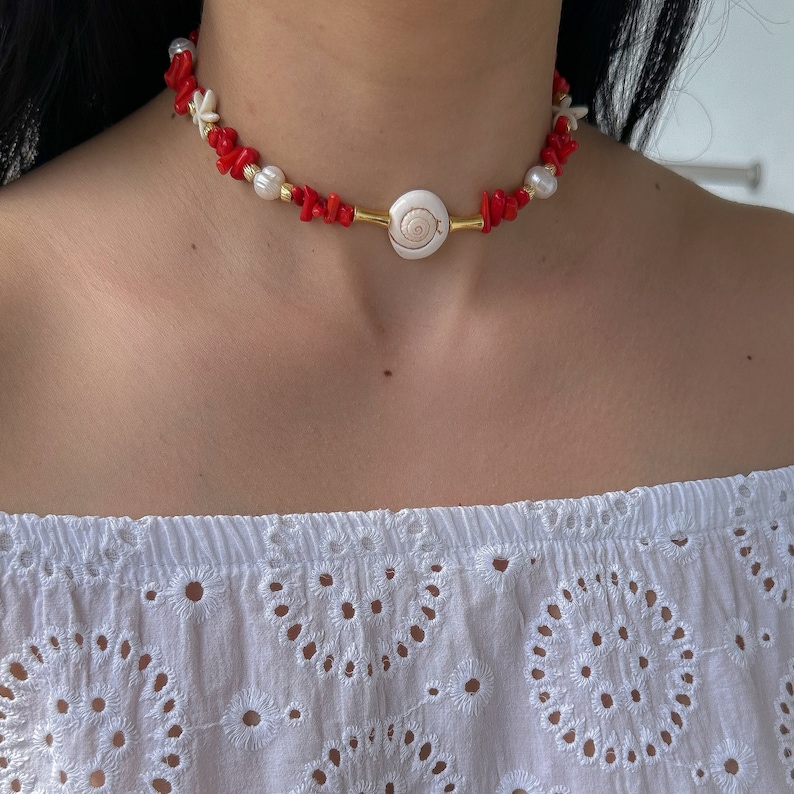 Delicate red coral chips choker with natural freshwater pearls and real shells. The beads are gold plated. Perfect charm necklace great idea for a gift to your mom, sister, bestfriend or yourself :-)
Easy stack it with other necklace