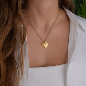 gold heart charm necklace with a pearl, minimalist charm necklace, gift for her, dainty vintage heart necklace, birthday gift, mom necklace image 3