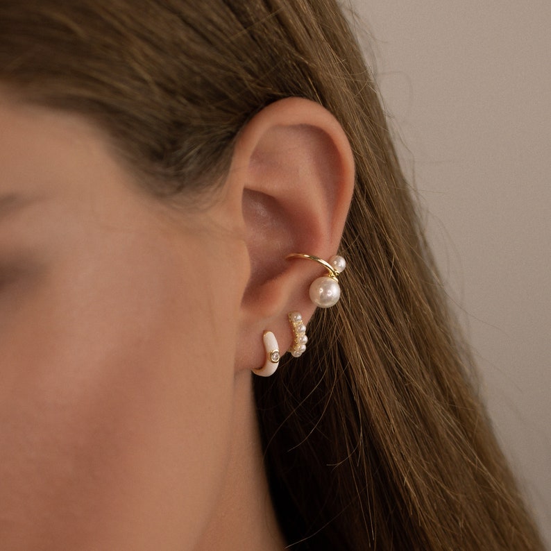 dainty pearl ear cuff, conch earring with pearl, maximalist earring, non pierced ears cuff, gold delicate earring, minimalist earrings,  gift for her