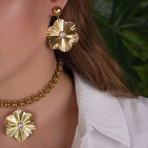 Flower choker, chunky gold necklace, waterproof necklace, flower pendant necklace, choker necklace for women, statement necklace, gift idea image 2