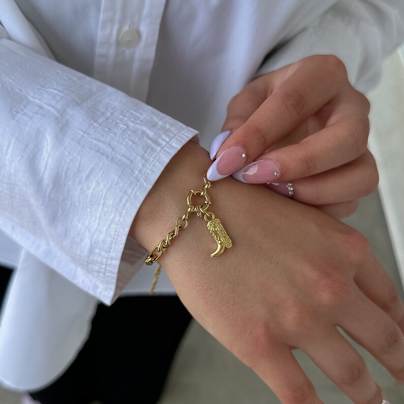18k Gold chain bracelet with a cowboy boot charm. Adjustable 18k gold plated Stainless steel waterproof chain. Perfect for everyday or for a special event like a festival. You can also take off the boot and use it as a regular chain bracelet :-)