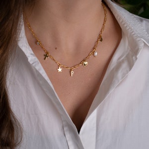 Aangepaste charme ketting, gepersonaliseerde gouden ketting, kies je eigen charmes, eerste diamanten halsketting, sierlijke eerste letter ketting, uniek afbeelding 3