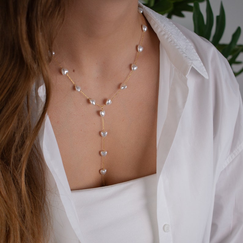 Delicate Y Lariat necklace in 18k gold plated stainless steel chain with cute small acrylic white hearts . A unique gift for someone you love or yourself 😉
You can layer it perfectly with other necklaces from our shop ❤
Handmade in Greece ❤