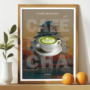 Peut inclure: Impression artistique encadrée avec un café matcha et un motif de cœur. Le fond est un château japonais. Le texte "CAFÉ MATCHA" et "JAPON" est visible. Deux oranges sont sur une étagère en bois.