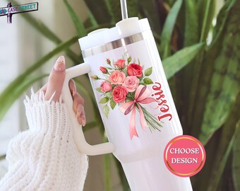 Puede incluir: Vaso térmico blanco con un diseño de ramo floral con rosas rojas y rosas, un lazo rosa y el nombre "Jessie" en escritura roja. Una pegatina "Choose Design" es visible.