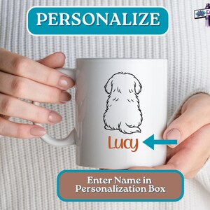 Puede incluir: Taza de cer&aacute;mica blanca con un dibujo de l&iacute;nea negra de un perro sentado de espaldas al espectador. El nombre "Lucy" est&aacute; escrito debajo del perro en texto naranja. El texto "Ingrese el nombre en el cuadro de personalizaci&oacute;n" est&aacute; escrito en texto naranja sobre un rect&aacute;ngulo marr&oacute;n.