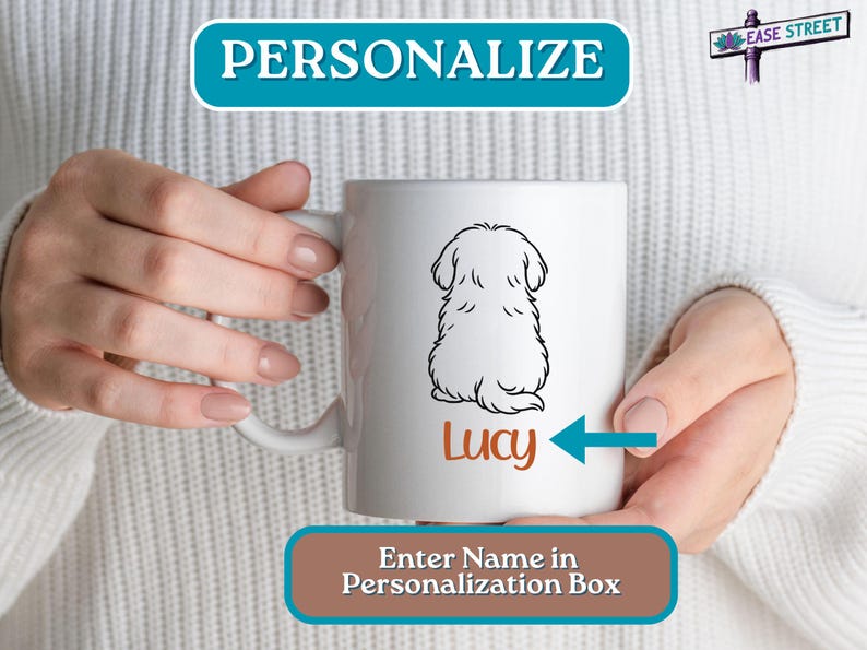 Puede incluir: Taza de cer&aacute;mica blanca con un dibujo de l&iacute;nea negra de un perro sentado de espaldas al espectador. El nombre "Lucy" est&aacute; escrito debajo del perro en texto naranja. El texto "Ingrese el nombre en el cuadro de personalizaci&oacute;n" est&aacute; escrito en texto naranja sobre un rect&aacute;ngulo marr&oacute;n.